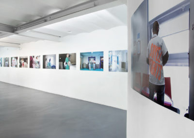 Vue de l'exposition, Série 2018, photographie dos bleu. Crédit photo : Philippe Munda