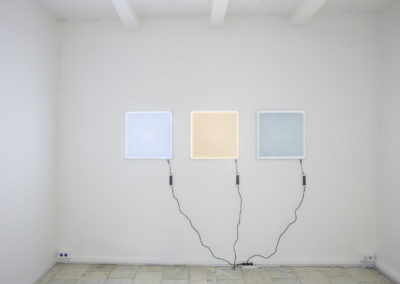 Vue de l'exposition, Brancard, 2018 Trois panneaux lumineux LED. Crédit photo : Philippe Munda